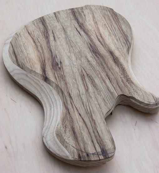 Single-cut bass guitar with ash core, black limba top