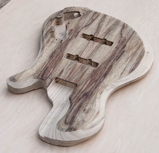 Single-cut bass body with Jazz Bass style horn