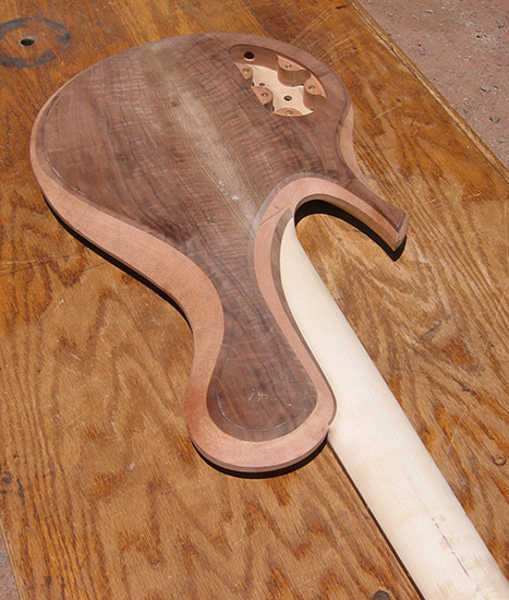 Neck heel of a single-cutaway bass guitar